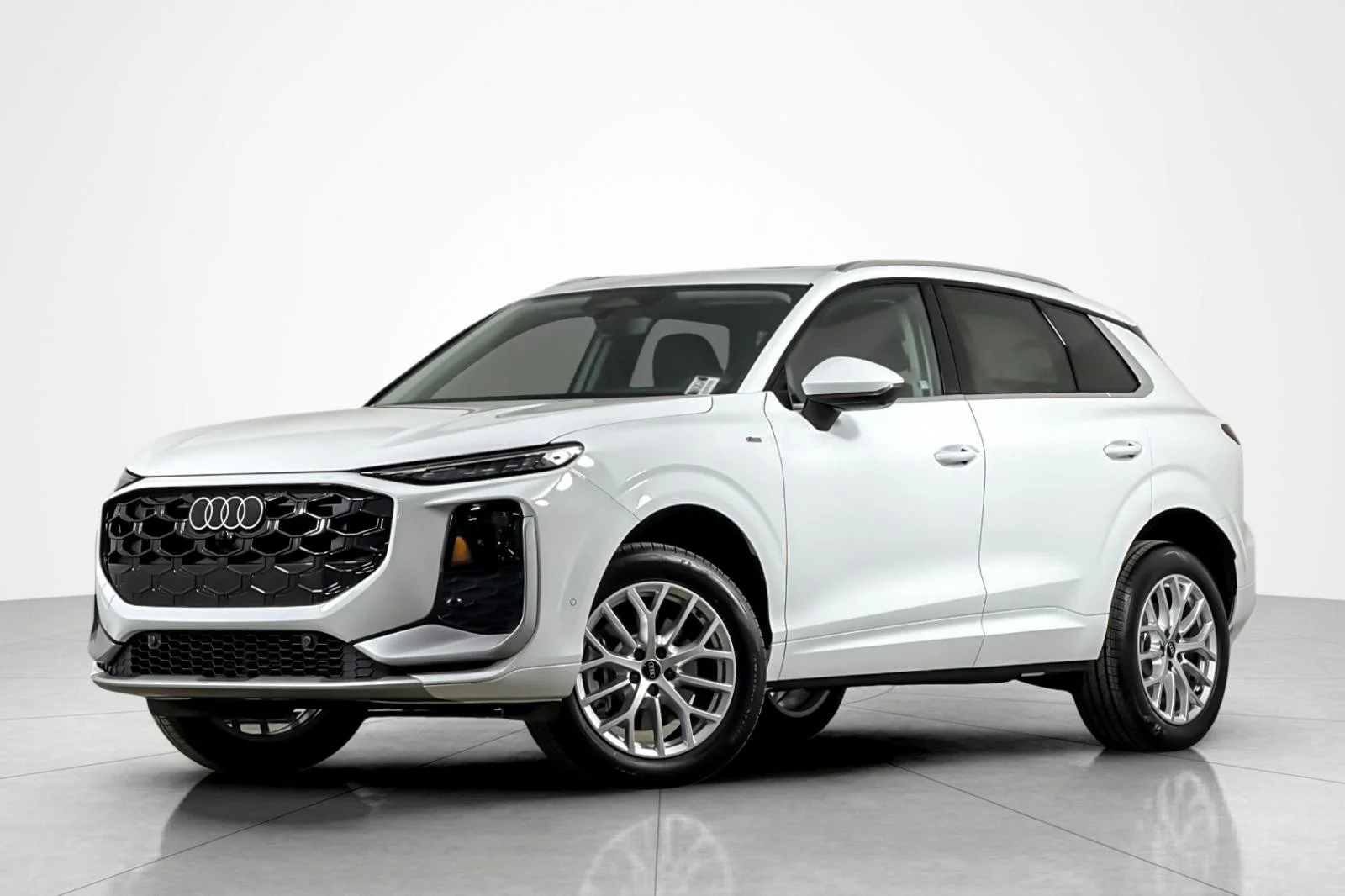 <span style='font-size: 28px; color:#111'>Luxury Loaner 2026 Q3 SUV</span>