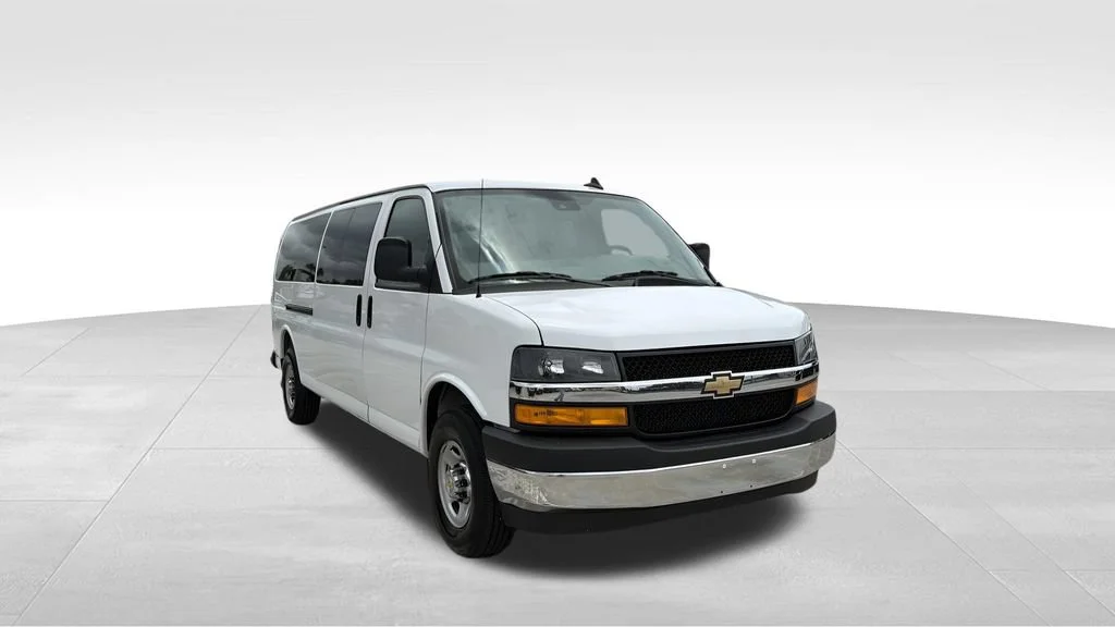 Used 2025 Summit White Chevrolet 1LT image 14