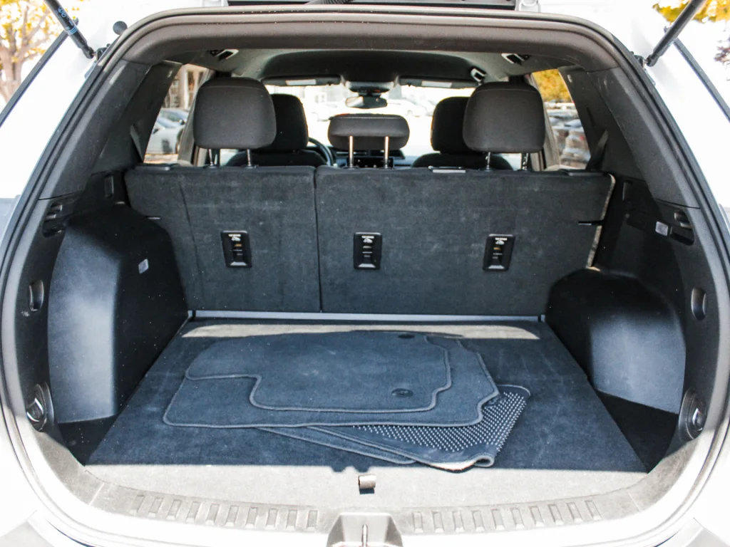 Used 2025  GMC AWD Elevation image 23