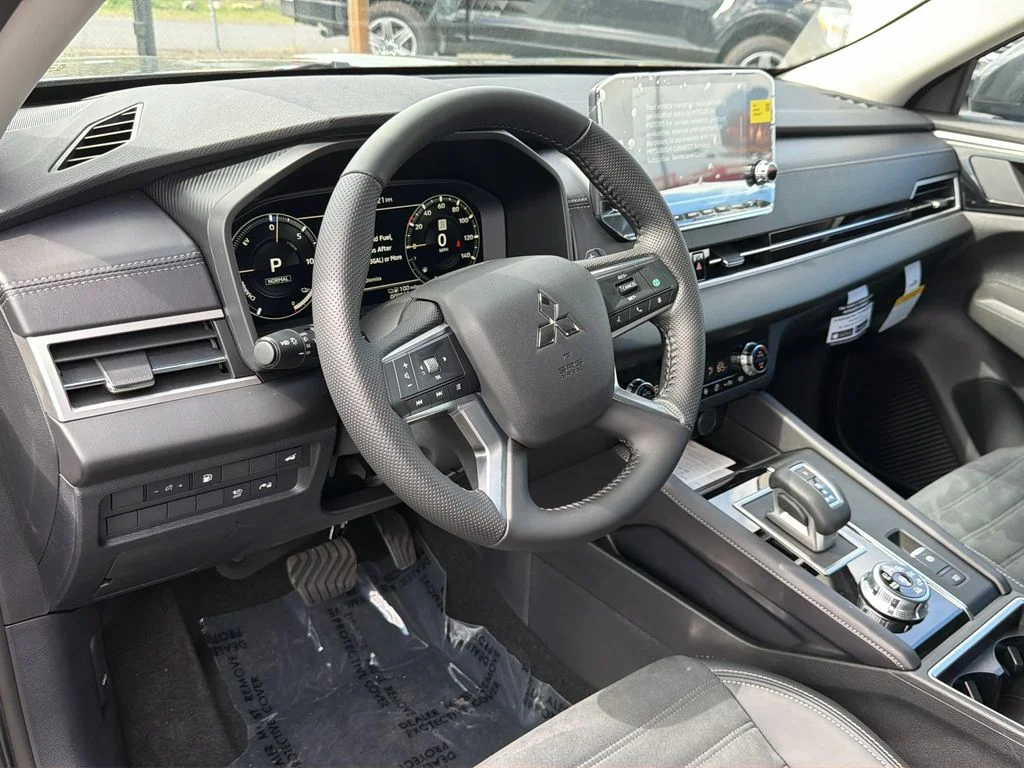 New 2025 Graphite Gray Mitsubishi SE image 14