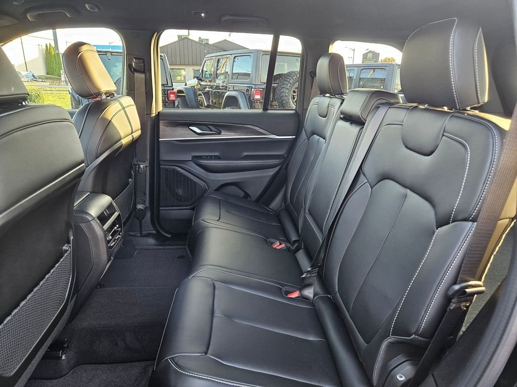 New 2025 Diamond Black Crystal Pearl-Coat Exterior Paint Jeep Limited image 28
