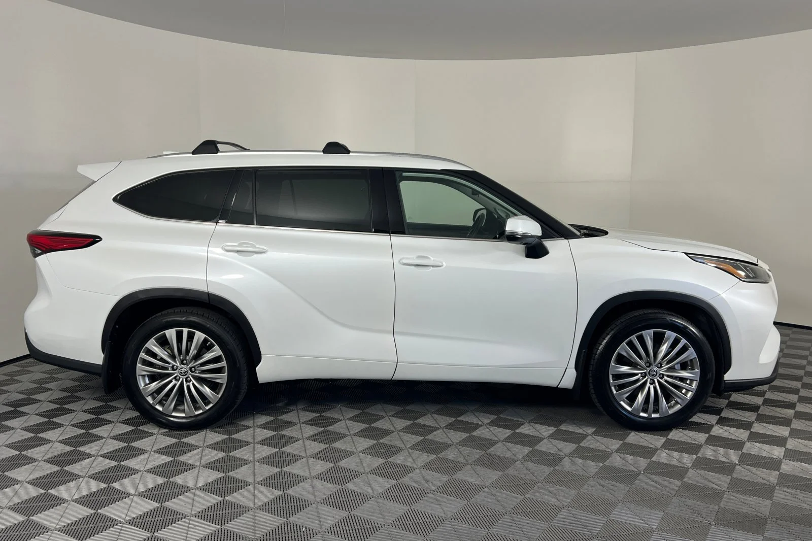 Certified Used 2022 Wind Chill Pearl Toyota Platinum image 2
