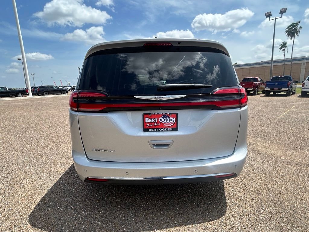 Used 2024 Silver Chrysler Touring L image 5