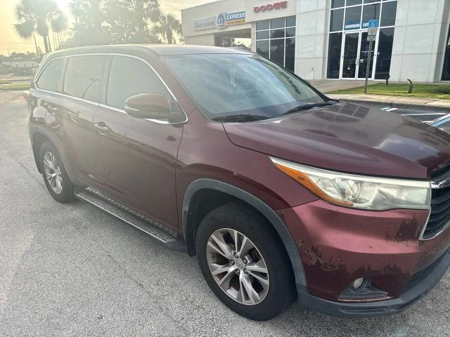 Used 2015 Red Toyota  image 3