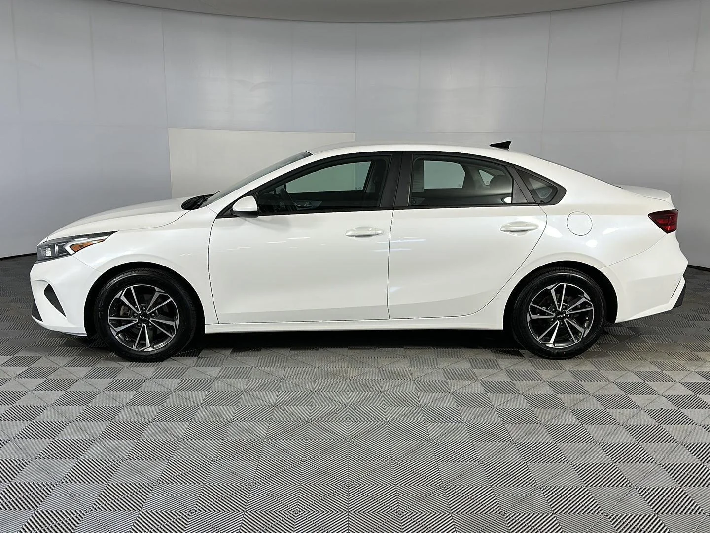 Used 2023 Snow White Pearl Kia LXS image 5