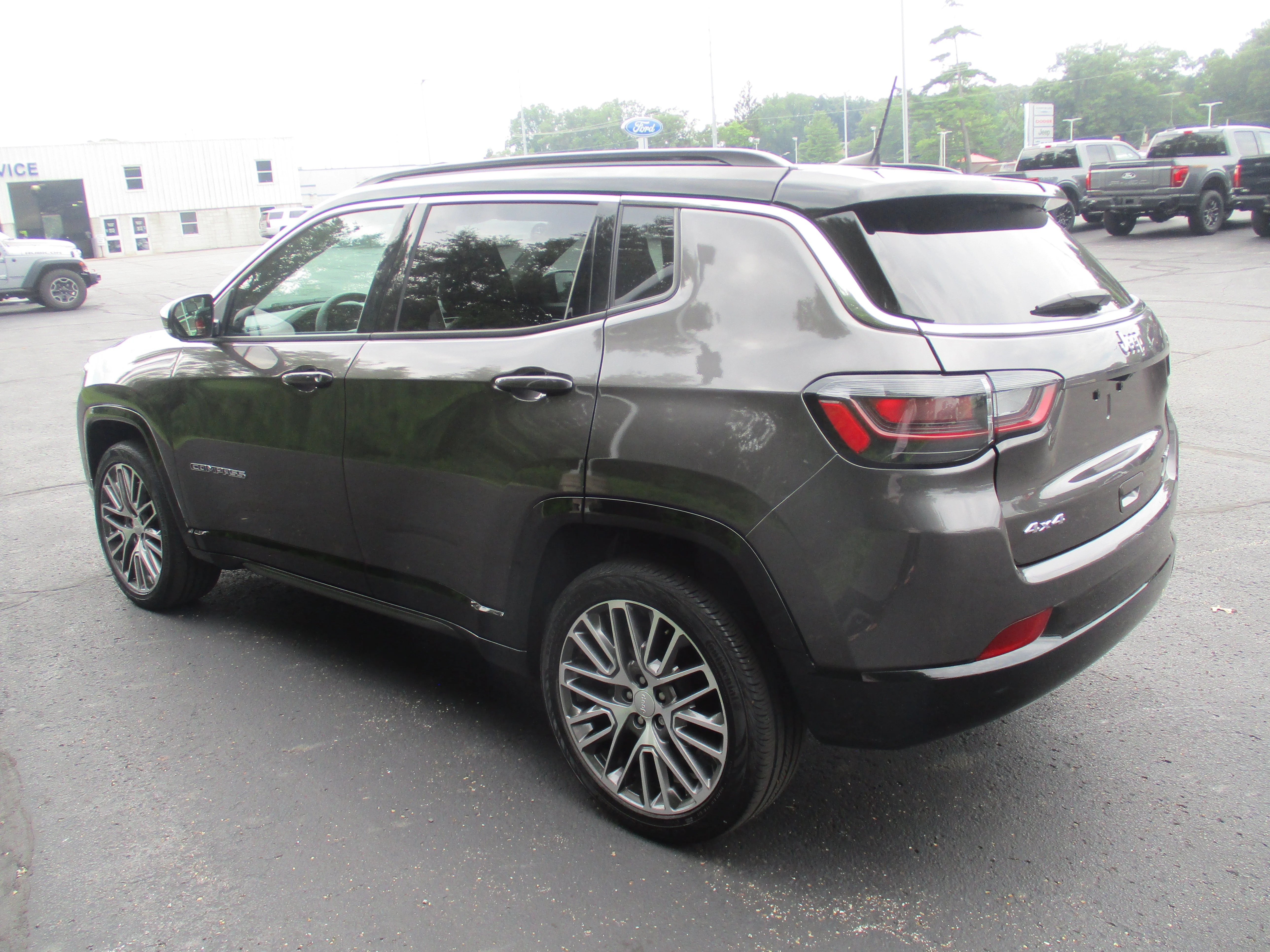 Used 2023 Granite Crystal Metallic Clearcoat Jeep Limited image 53