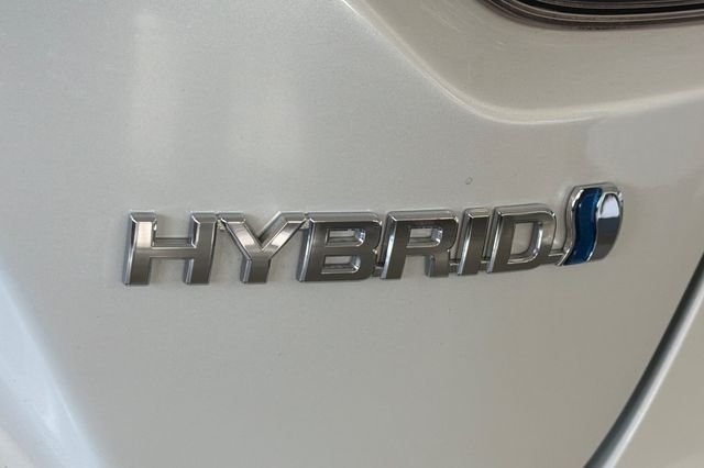 Used 2022 Wind Chill Pearl Toyota LE image 35