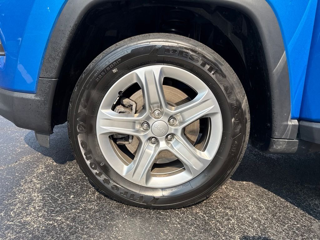 Used 2023 Blue Jeep Latitude image 11