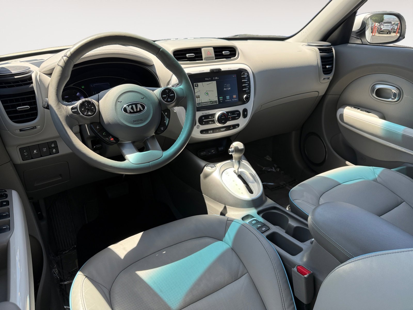 Used 2017 Clear White Kia Plus image 15