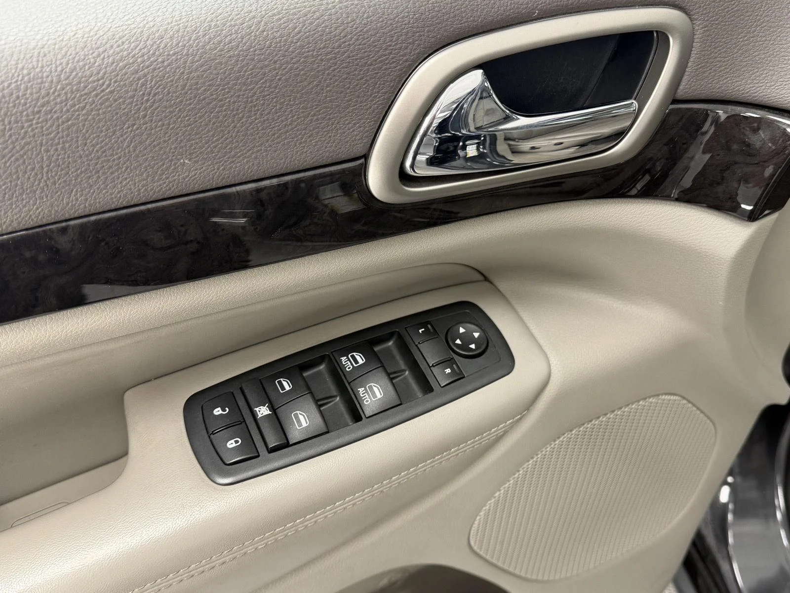 Used 2011 Dark Charcoal Pearl Jeep Laredo image 13