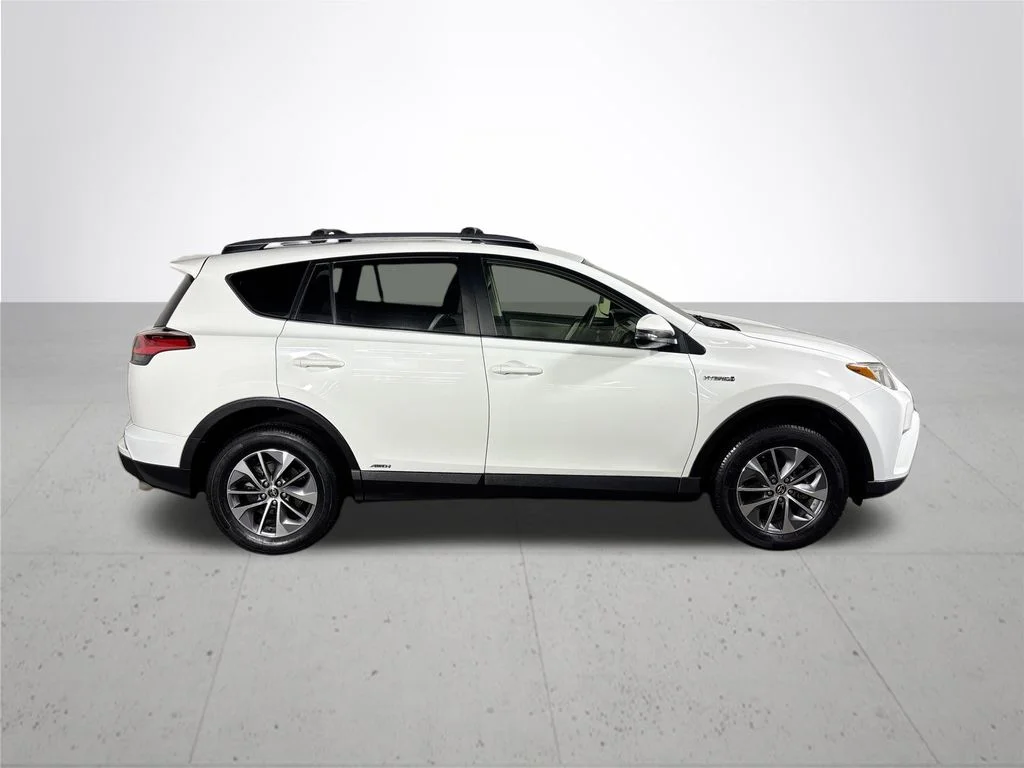 Used 2018 White Toyota LE image 5