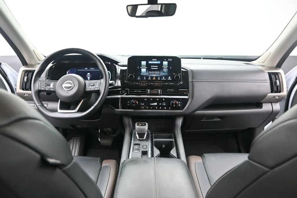 Used 2025 White Nissan Platinum image 30