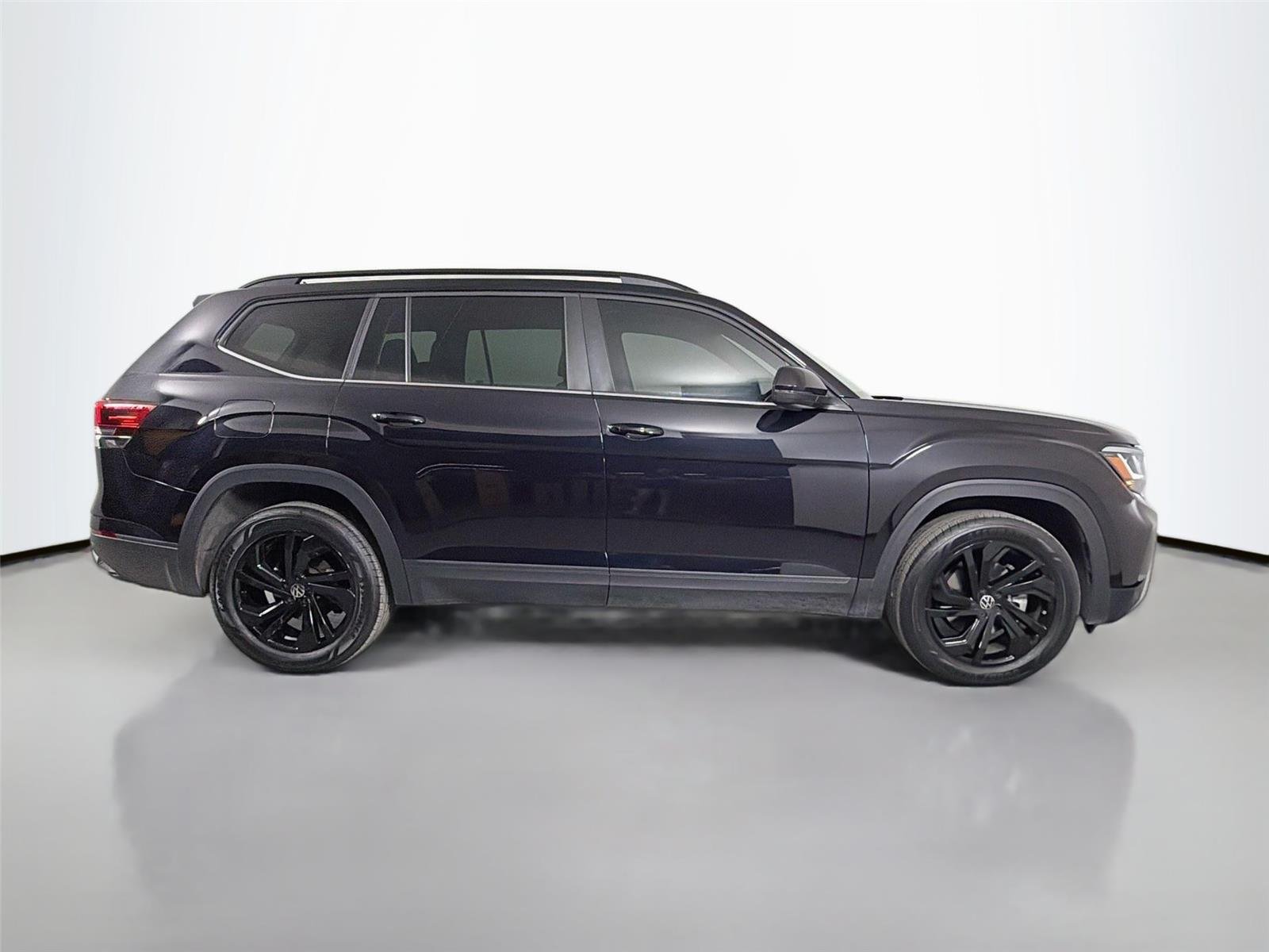 Used 2023 Deep Black Pearl Volkswagen 2.0T SE w/Technology image 4