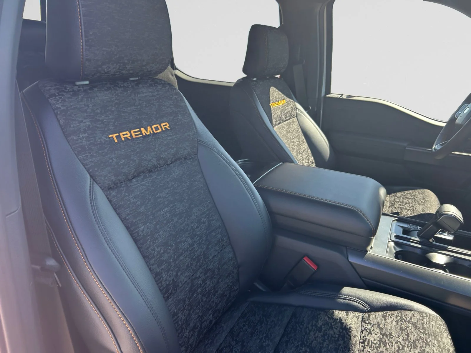 New 2026 Oxford White Ford Tremor image 12