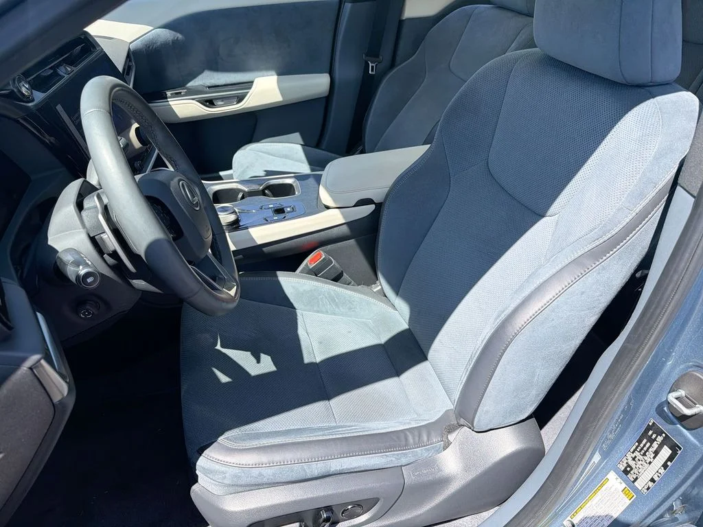 Used 2023  Lexus 450e Luxury image 13