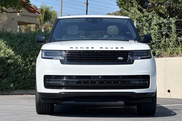 Used 2023 White Land Rover Autobiography image 8