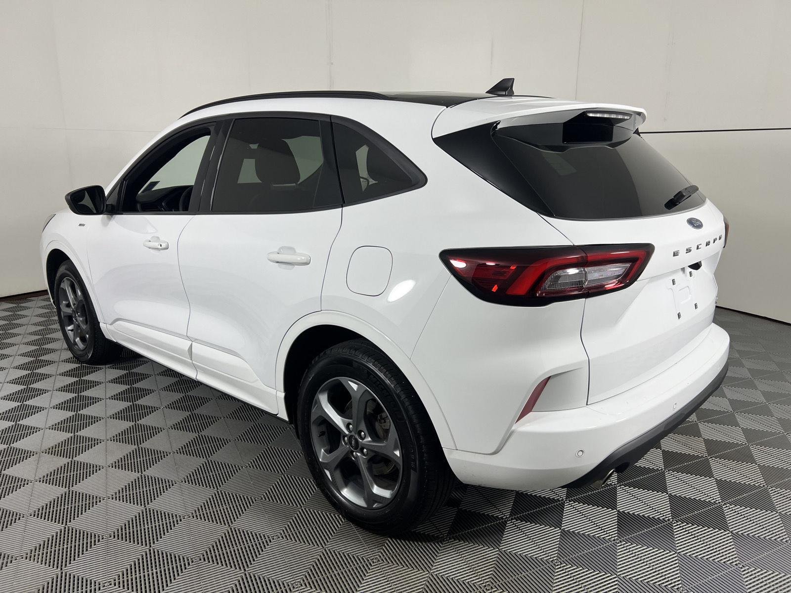 Used 2023 Oxford White Ford ST-Line image 9