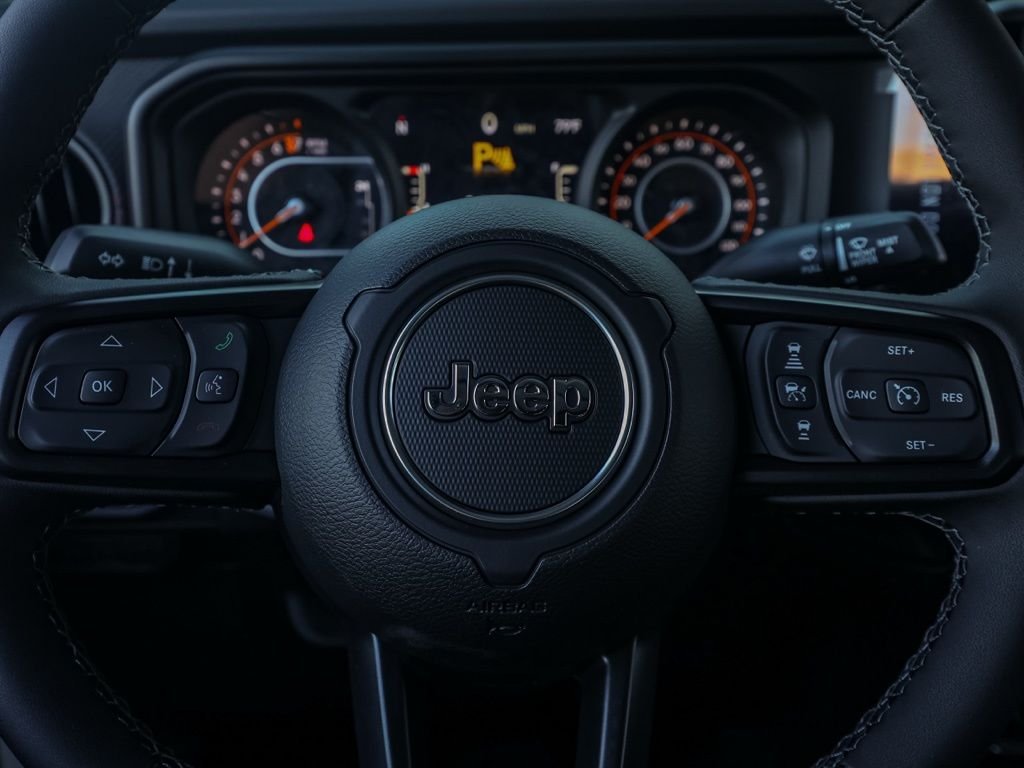 New 2026 Bright White Clear-Coat Exterior Paint Jeep Rubicon image 23