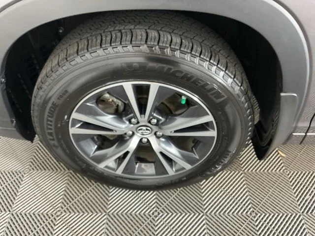 Used 2017 Gray Toyota LE Plus image 29