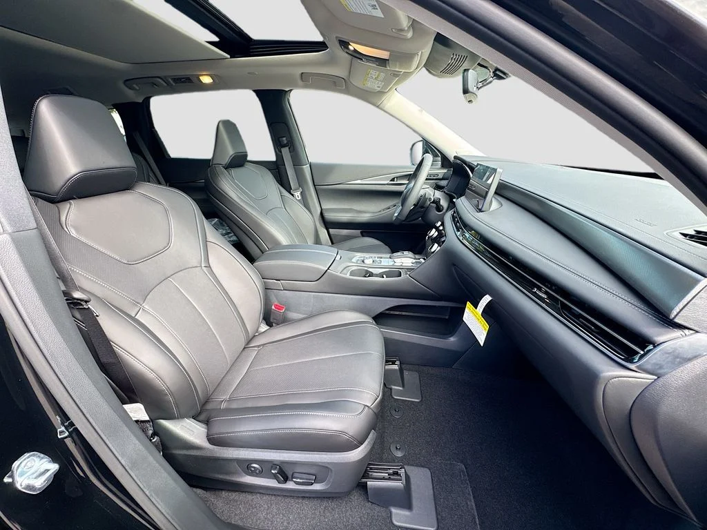 Certified Used 2026 Black INFINITI LUXE image 32