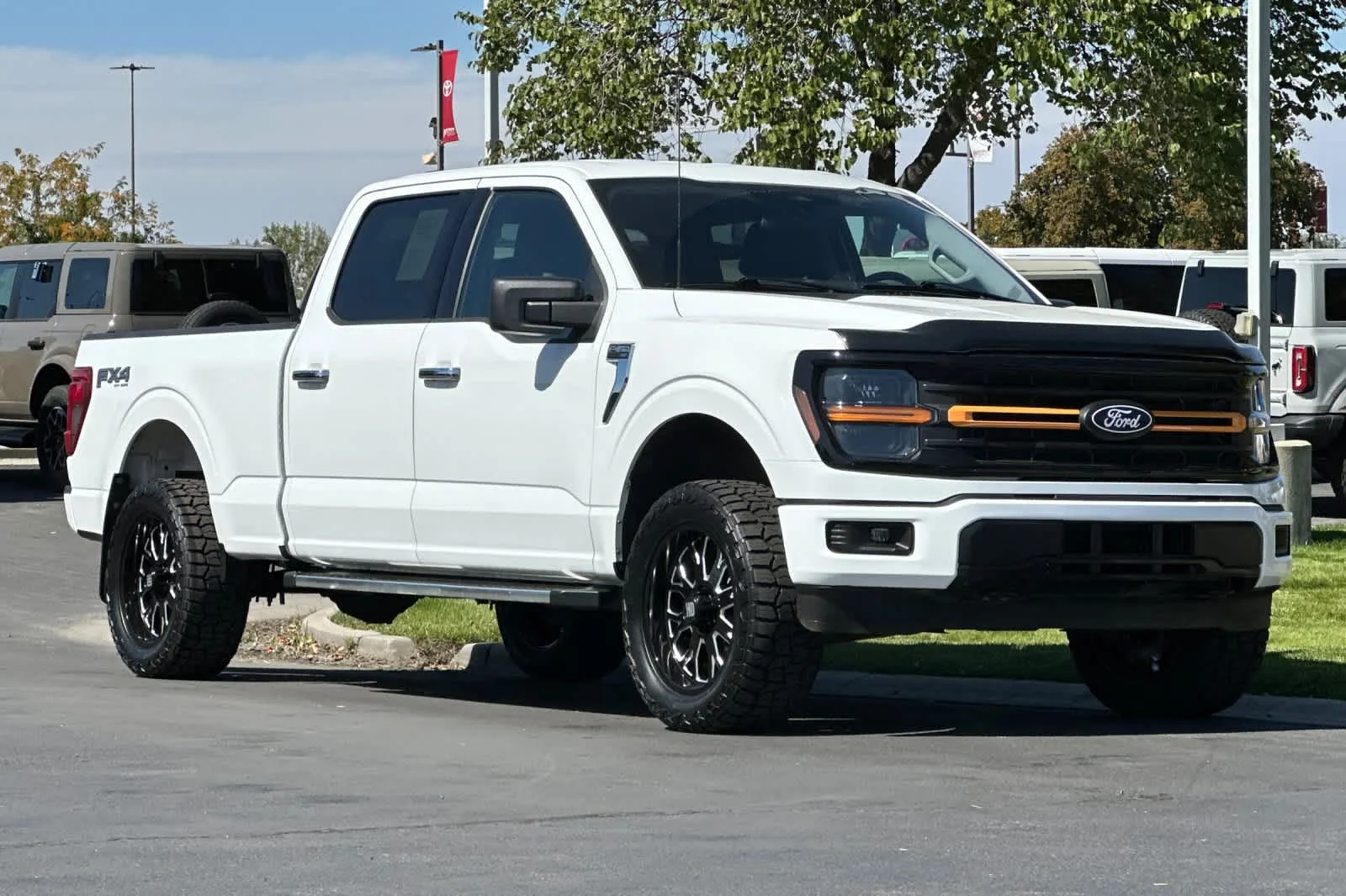 Certified Used 2025 Oxford White Clearcoat Ford XLT image 9