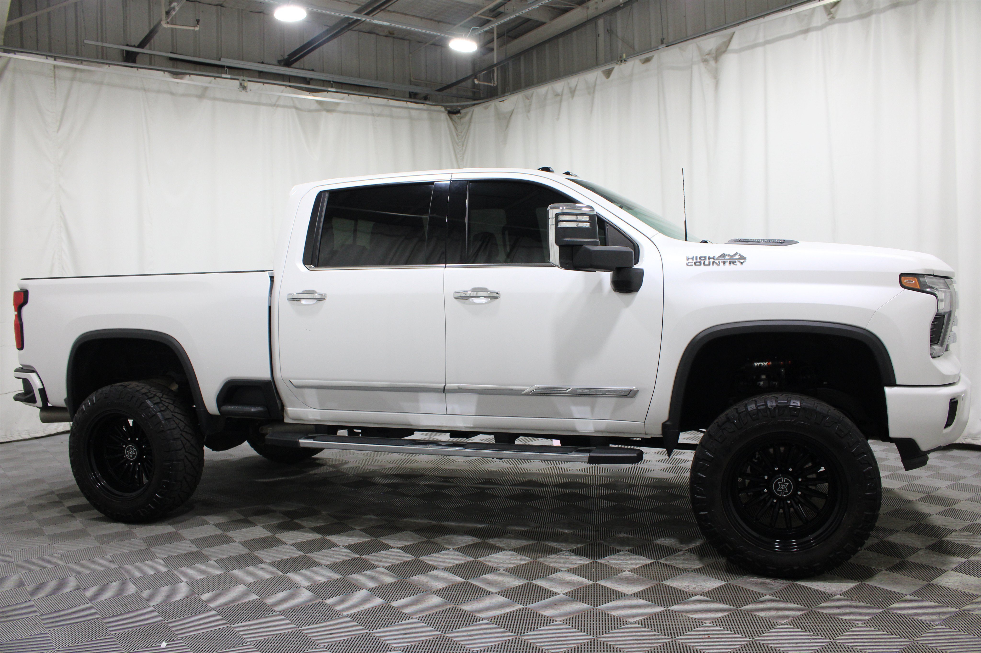 Used 2024 Iridescent Pearl Tricoat Chevrolet High Country image 34