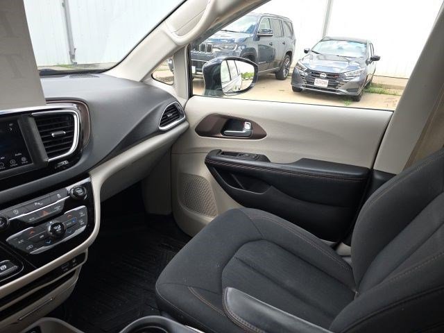 Used 2019 Brilliant Black Crystal Pearlcoat Chrysler Touring Plus image 25