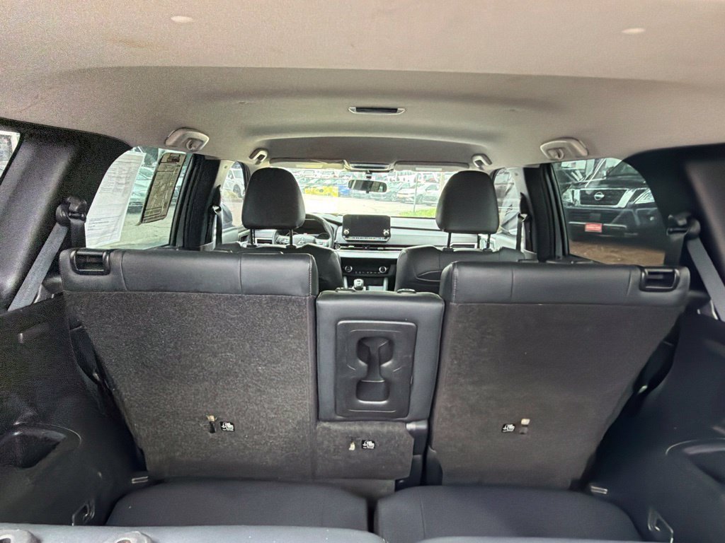 Used 2023 Silver Mitsubishi SE image 8