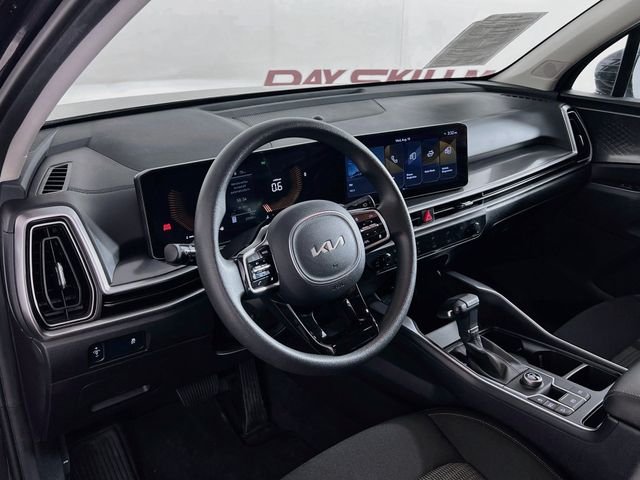 Used 2025  Kia LX image 33