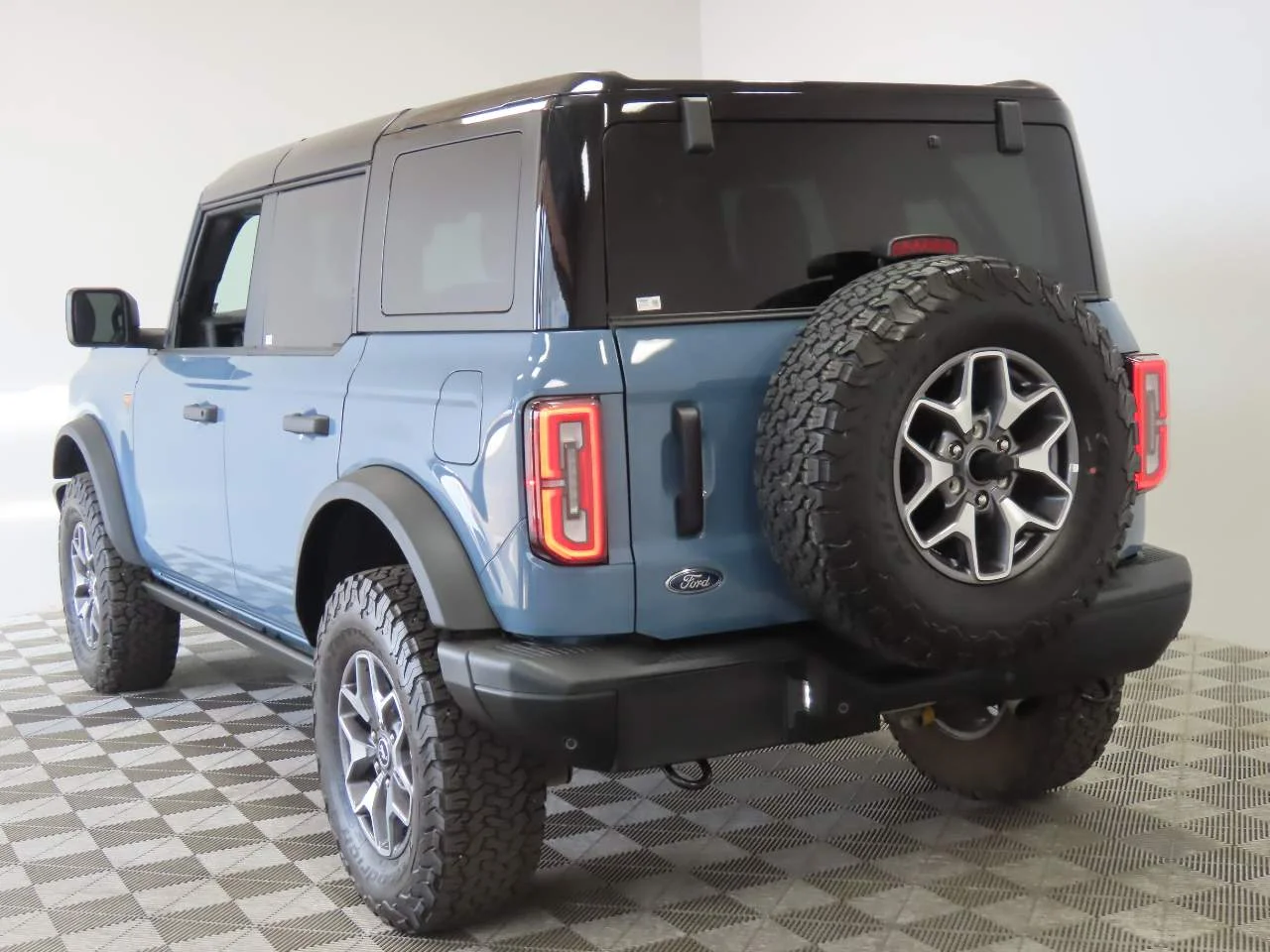 Used 2025 Azure Gray Metallic Tri-Coat Ford Badlands image 3