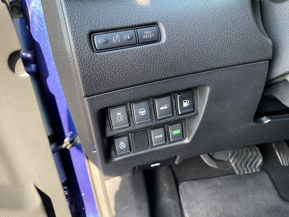 Used 2020 Caspian Blue Metallic Nissan SL image 15