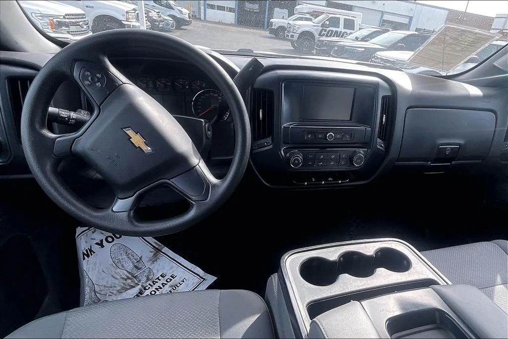 Used 2018 Silver Ice Metallic Chevrolet Custom image 13
