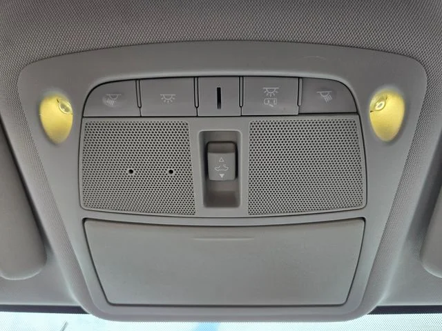 Used 2018 White Nissan  image 26