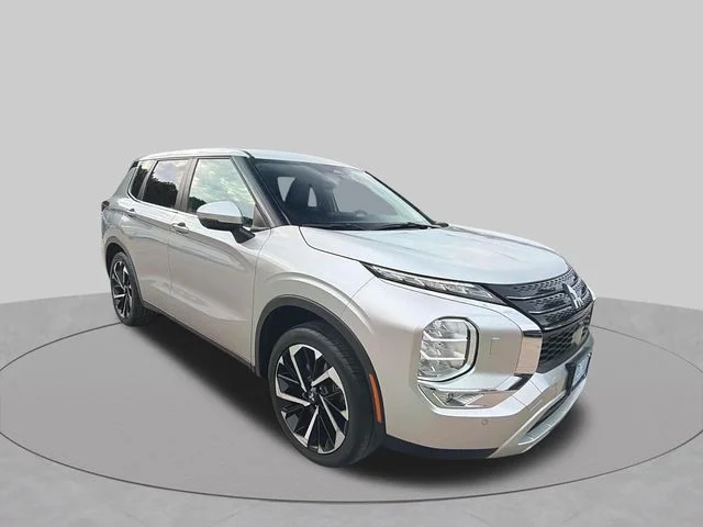 Used 2024 Silver Mitsubishi SE image 9