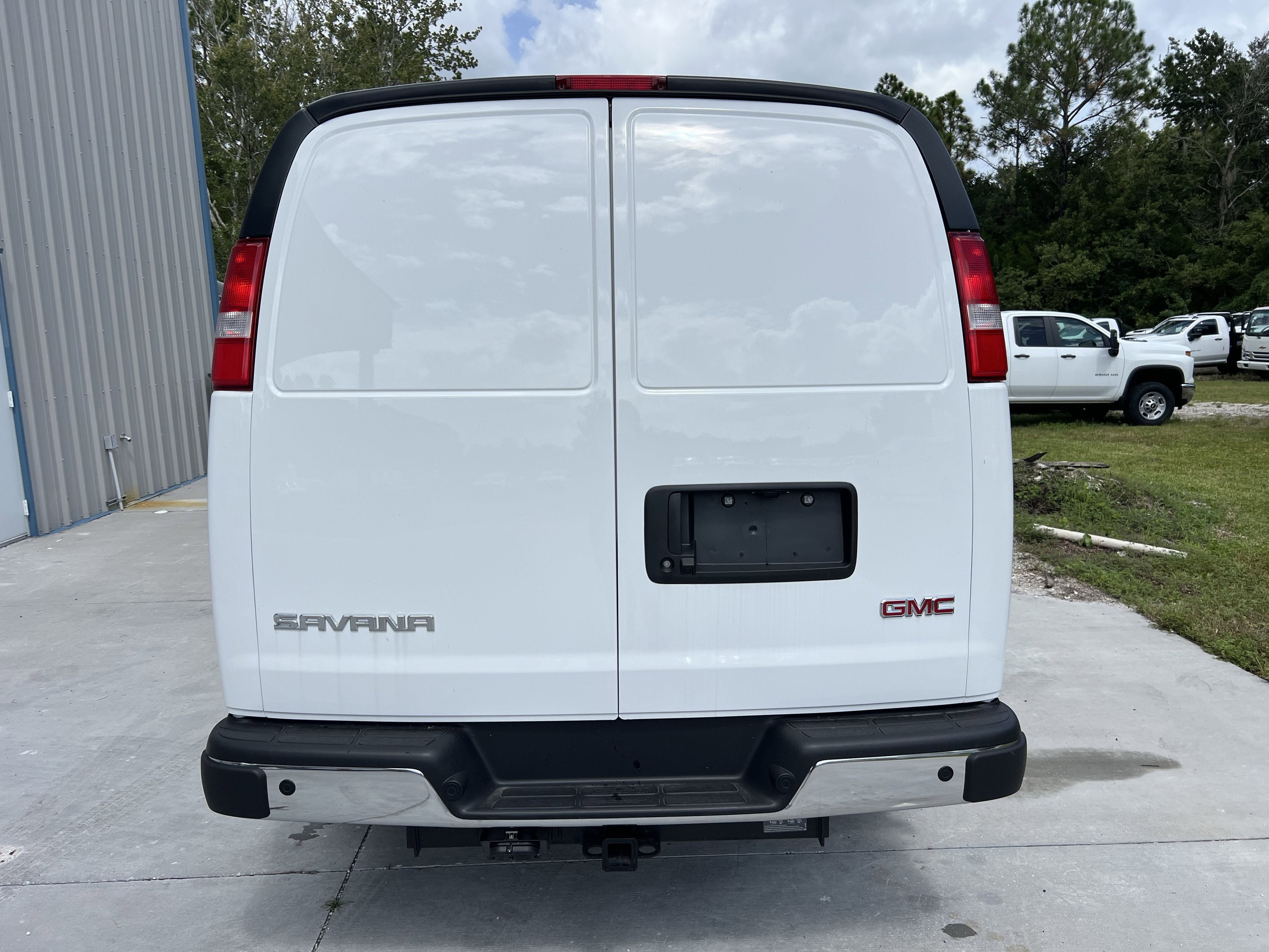 New 2025 Summit White GMC Work Van image 4