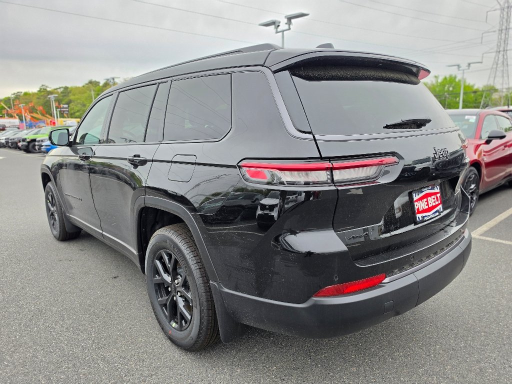 New 2026 Diamond Black Crystal Pearl-Coat Exterior Paint Jeep Laredo image 10