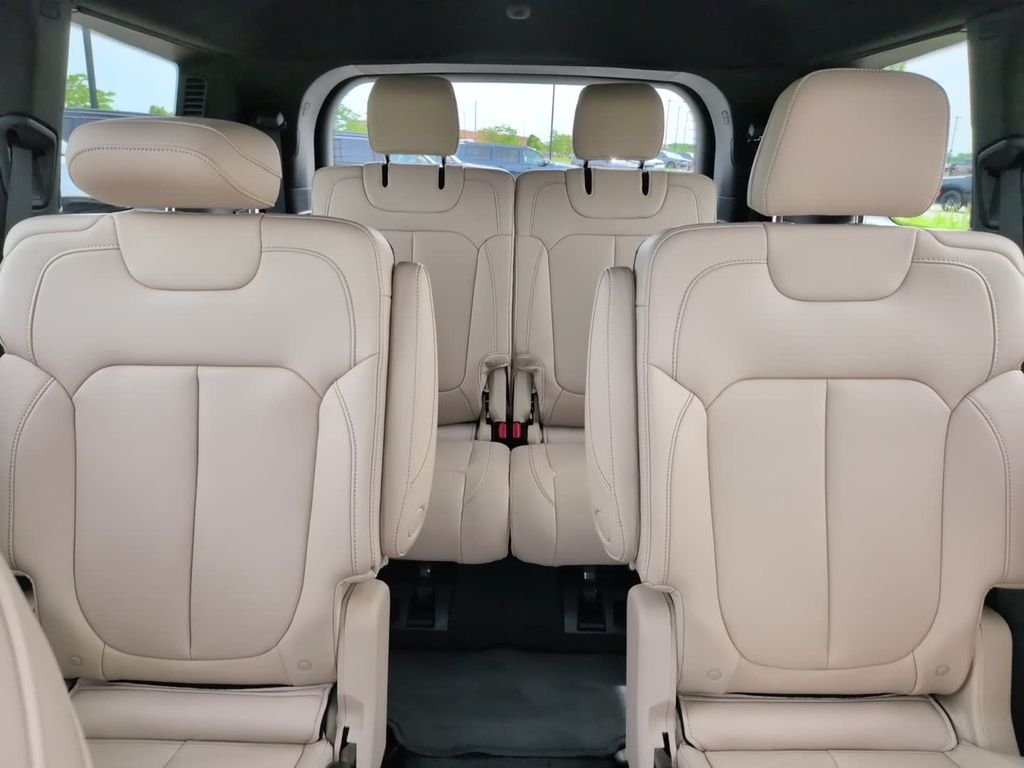 Used 2024  Jeep Limited image 24
