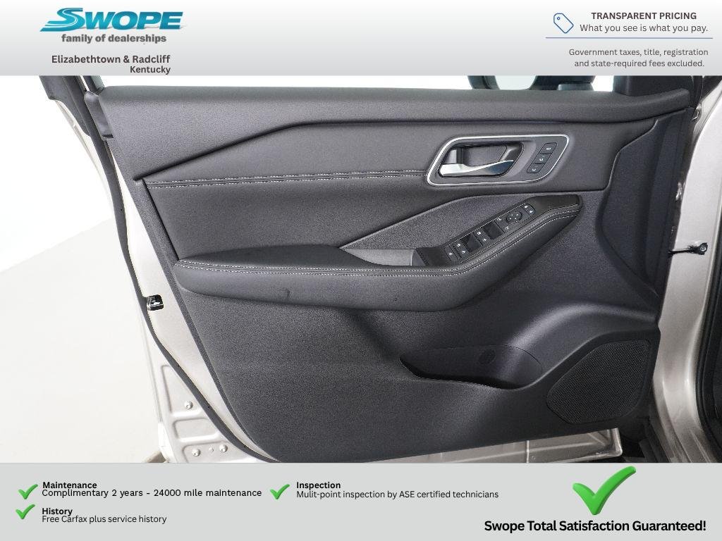 New 2026 Champagne Silver Metallic / Super Black Two-tone Nissan Platinum image 14