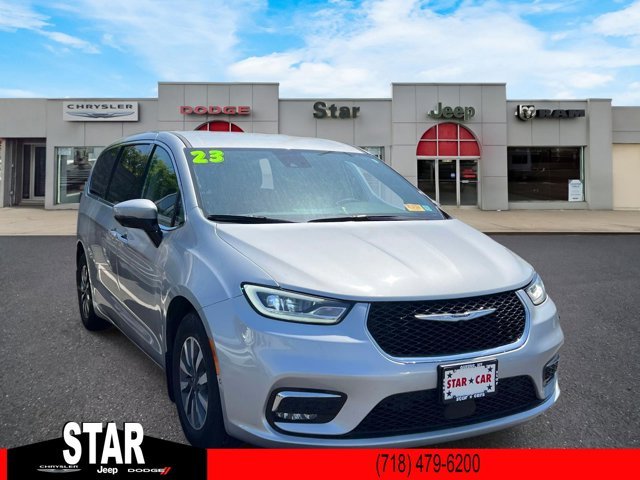 2023 Chrysler Pacifica Hybrid Touring L Hybrid's photo