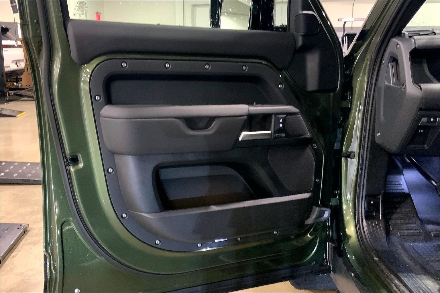 New 2026 Woolstone Green Land Rover X-Dynamic SE image 10
