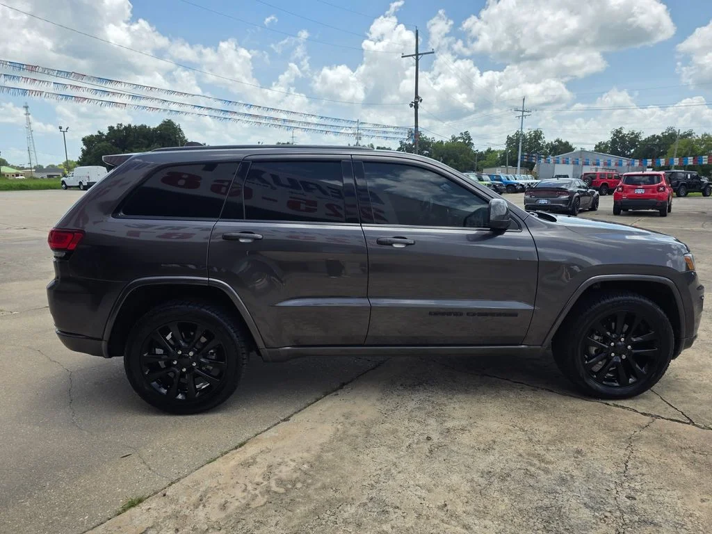Used 2019 Gray Jeep Altitude image 9