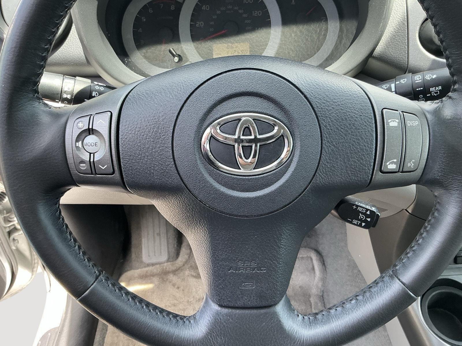 Used 2011 Classic Silver Metallic TOYOTA Limited image 9