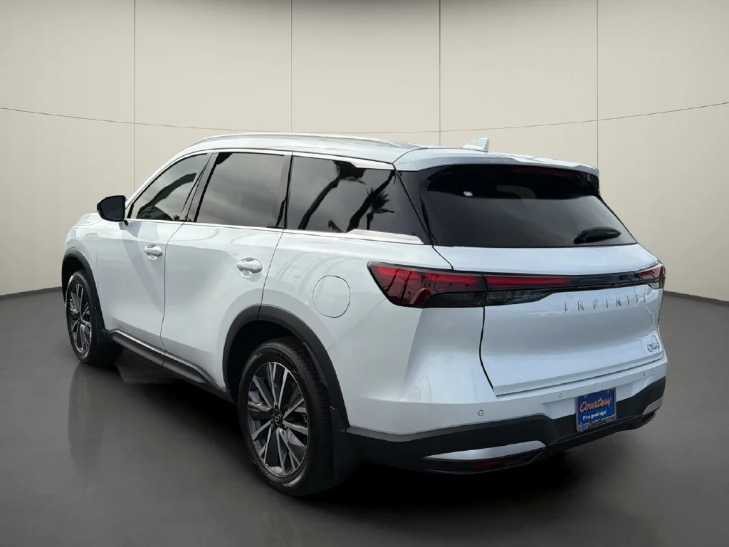 New 2027 RADIANT WHITE INFINITI Luxe FWD image 5