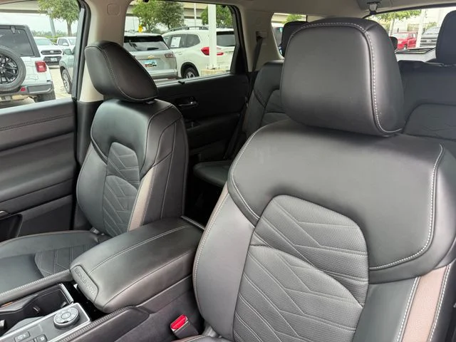 Used 2025 Gray Nissan Platinum image 12