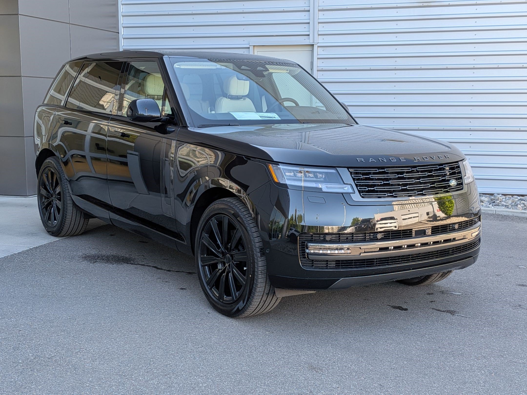 New 2026 Santorini Black Land Rover P400 SE 7 Seat image 3