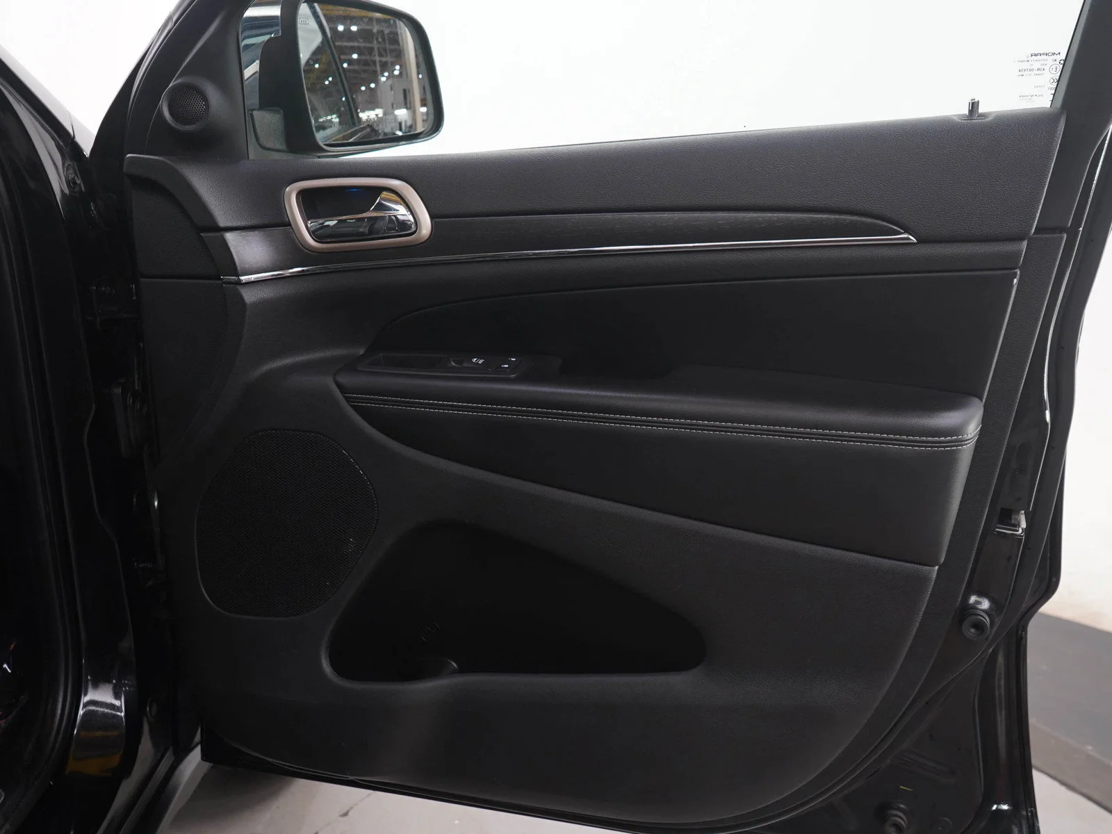 Used 2015 Brilliant Black Crystal Pearlcoat Jeep Limited image 9