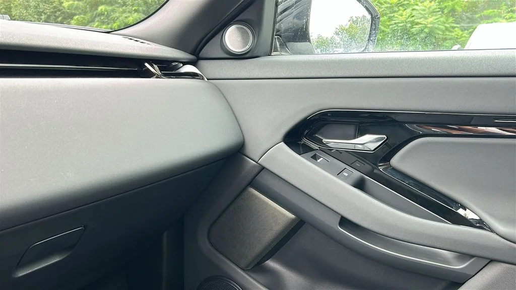New 2026 White Land Rover Hoxton Edition image 21