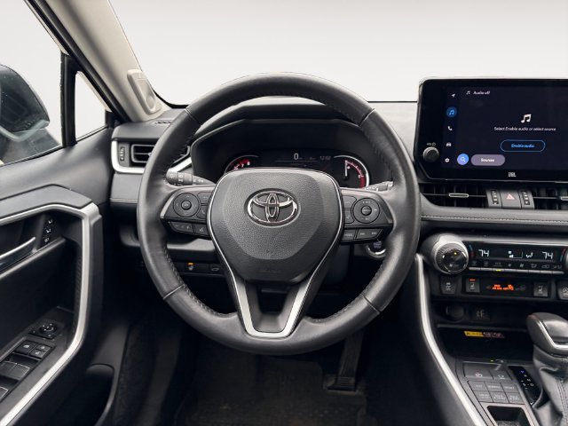 Used 2025  Toyota XLE Premium image 13