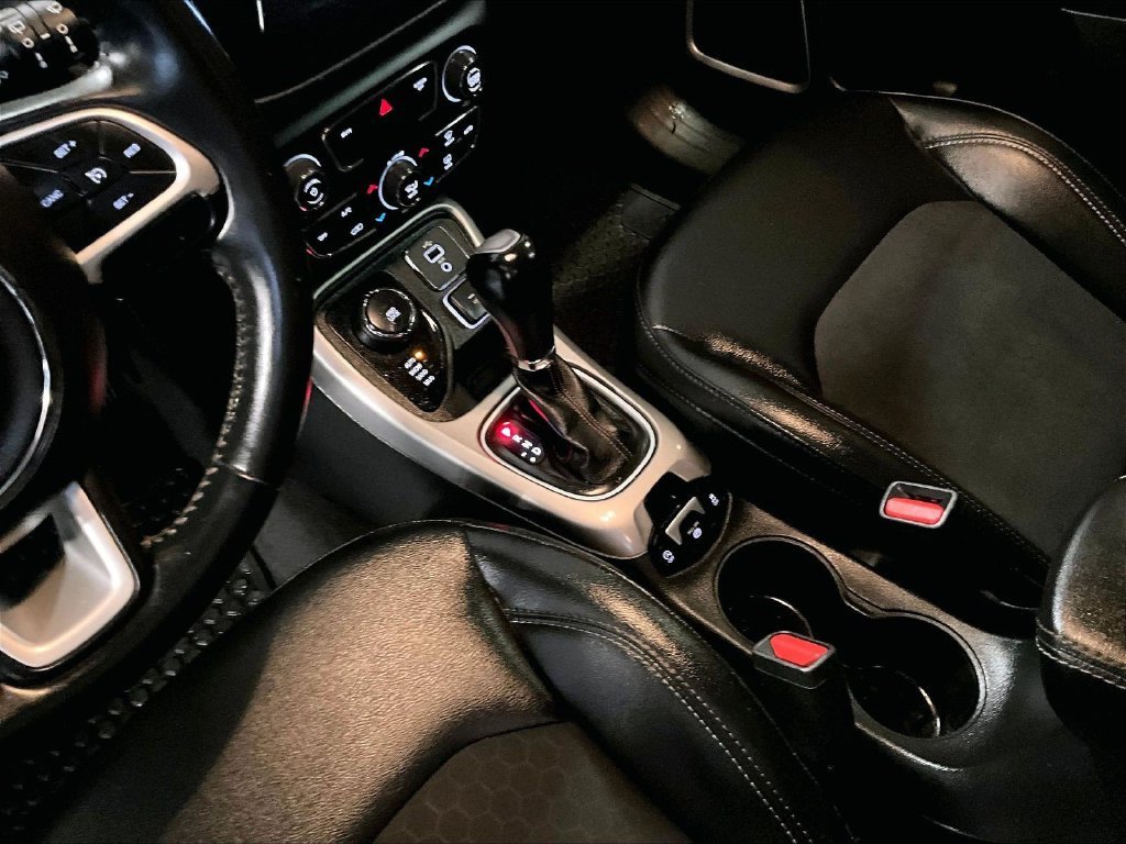 Used 2018 White Jeep Latitude image 21
