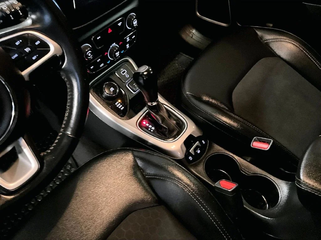 Used 2018 White Jeep Latitude image 21